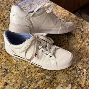 Tommy Hilfiger
Lestiel Lace-Up Faux Leather Casual Sneakers